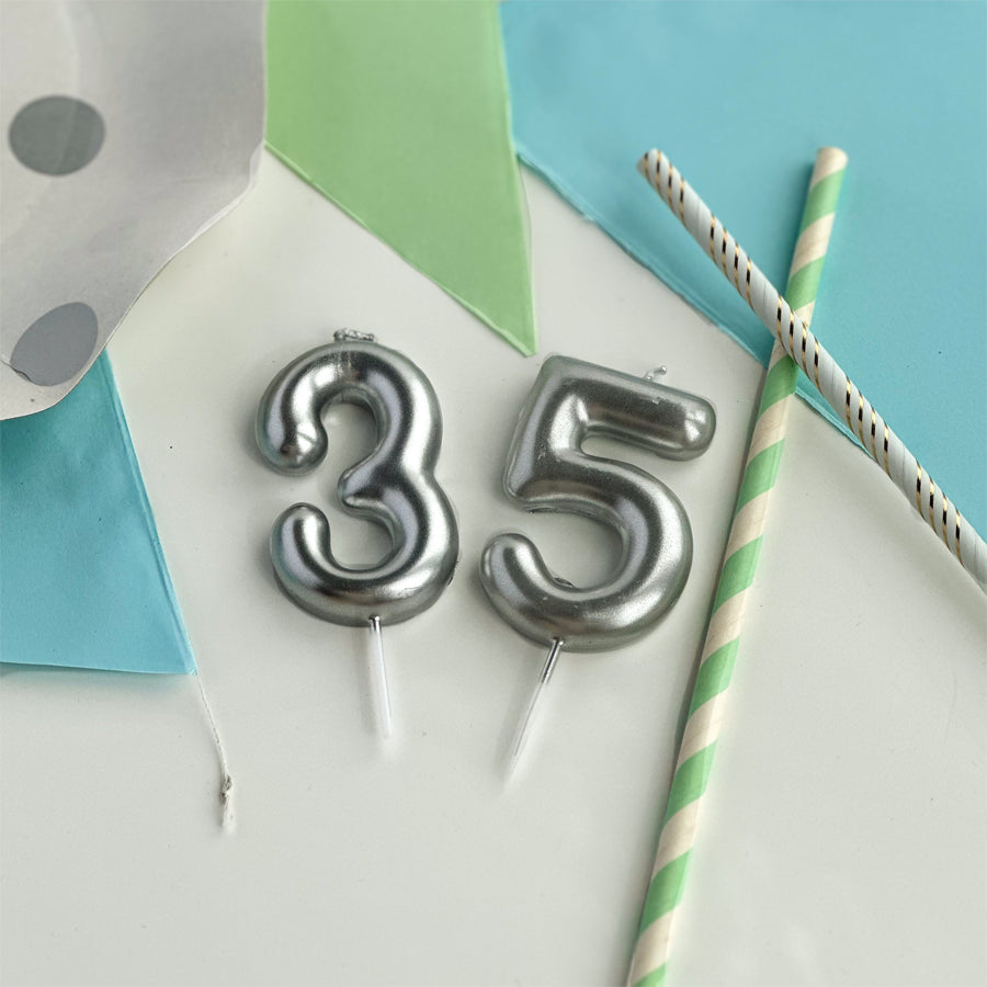 Velas números plateadas